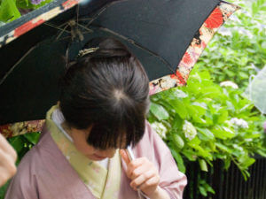 雨の日も着物でおでかけを楽しむ_雨の日の装い_ic